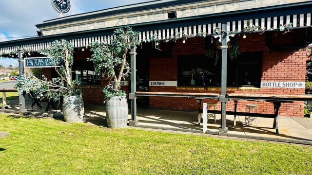 Award-Winning Farmers Arms Hotel – Creswick