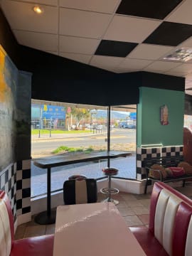 Popular Cafe/Diner in Prime Wellington Location with Growth Potential