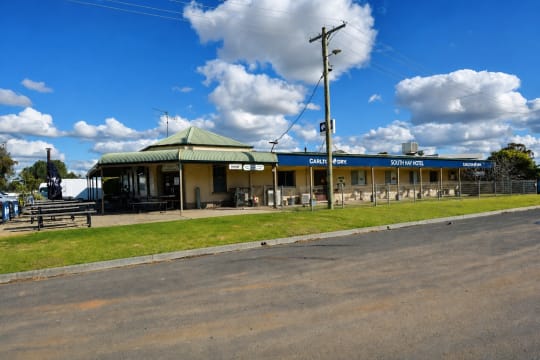 Authentic Country Hotel with 3 GMEs - South Hay Hotel