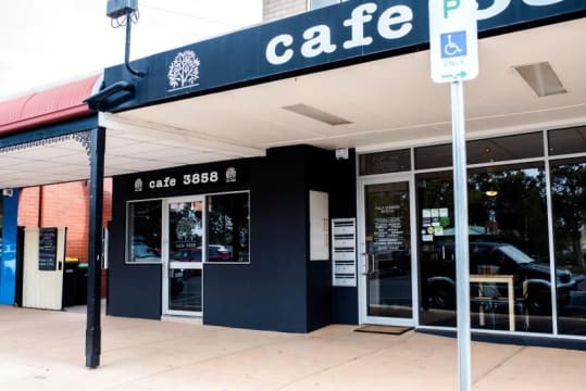 FULLY LICENSED CAFE, HEAVY TOURIST AREA IN HEYFIELD.