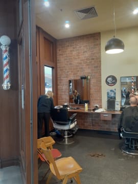 Barber Shop 5 Chairs WIWO operating under management