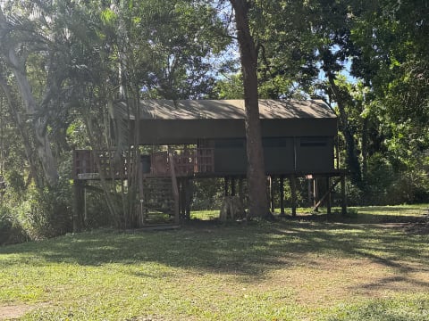 THE LEGENDARY LION’S DEN HOTEL (FREEHOLD) - 152HF