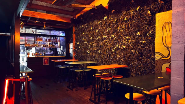 Heroes Bar