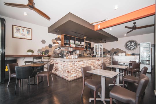 CAFÉ & CONVENIENCE STORE