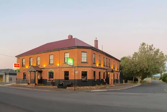 Historic Country Hotel  Business Food Keno Bar Asking $215,000+sav Long Lease