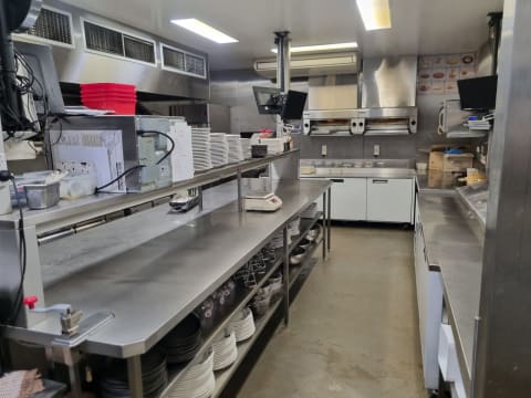 National Restaurant Franchise Opportunity. Excellent Net Profit Estabishment.