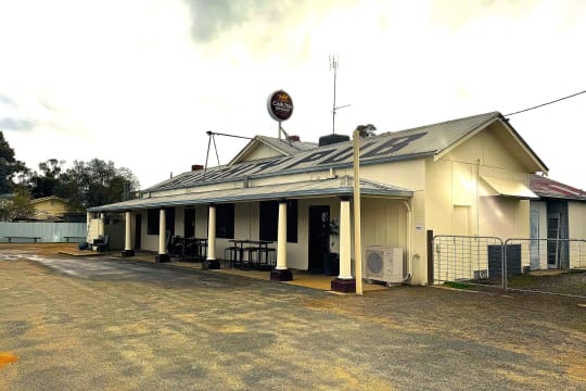 FREEHOLD VACANT POSSESSION - Blighty Hotel, NSW - 1P0436