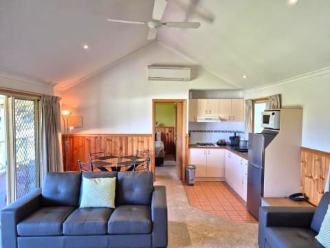 FREEHOLD - Golden Heritage Accommodation, Beechworth VIC - 1P0598