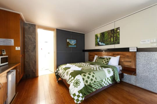 FREEHOLD FOR SALE BY EXPRESSIONS OF INTEREST - Golden Leaf Motel, Myrtleford VIC - 1P0584