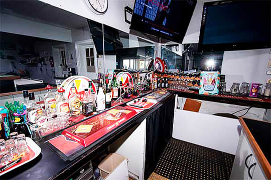 ONE OF THE CHEAPEST PUBS IN VICTORIA - 121HF