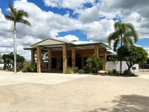 MODERN WESTERN QLD LEASEHOLD MOTEL OPPORTUNITY - 1941ML