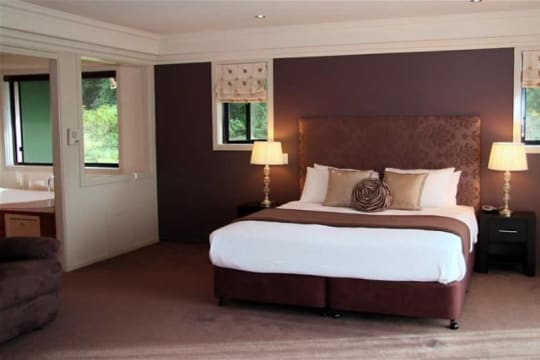 FREEHOLD 7.5 ACRES & HOLIDAY ACCOMMODATION FOR SALE