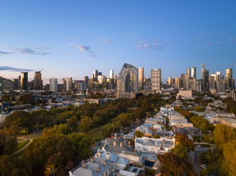 Large-scale management rights, R.Iconic - Melbourne — 2 towers, 879 apartments | Resort Brokers I...