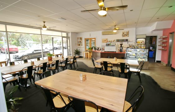 FULLY LICENSED CAFE, HEAVY TOURIST AREA IN HEYFIELD.