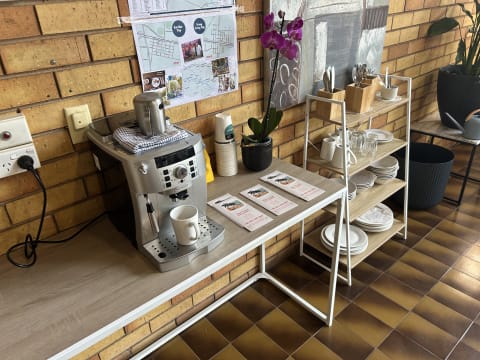 STRONG TRADER, SOLID PROFITS, NEWELL AND STURT HIGHWAYS - 985MF