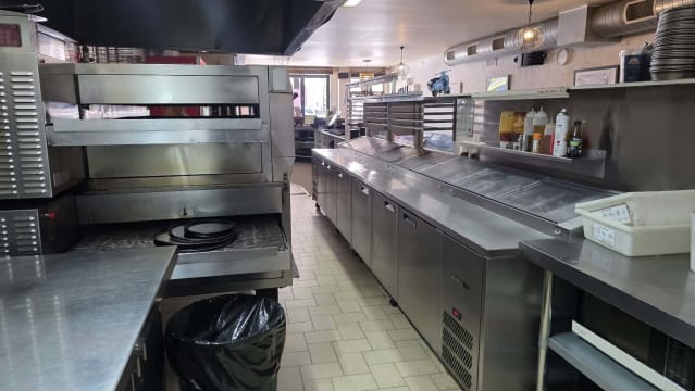 Thriving Pizza Restaurant & Takeaway - Prime Echuca Location