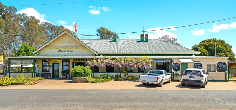 FREEHOLD - Whorouly Hotel, VIC - 1P0573