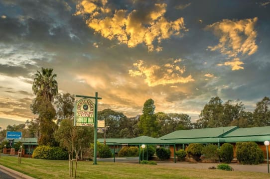 LEASEHOLD - Country Club Motor Inn, Deniliquin NSW - 1P0590