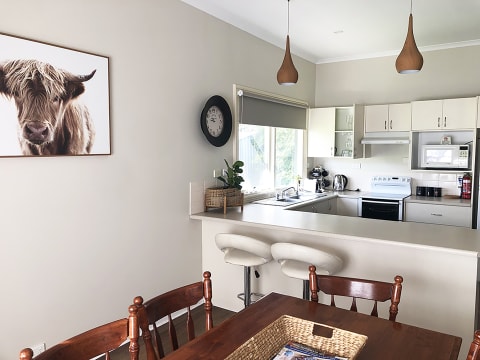 COUNTRY LIVING , CITY CLASS, FAR FROM THE RAT RACE, YOU’LL LOVE IT! - 2814ML