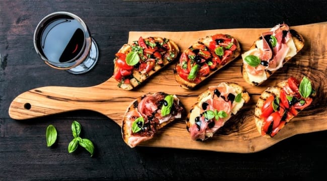 Thriving Restaurant & Bar – $16K Weekly Sales | Low Rent | High-Exposure Location [2407261]