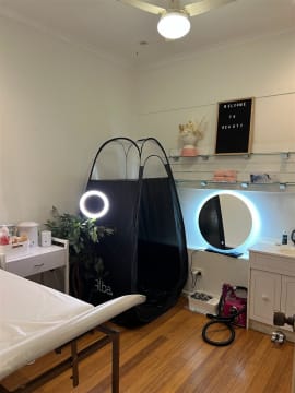 Spacious Hair Salon with Beauty Room in Prime Doncaster East Location