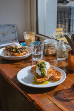 (SOLD) 5 Day Cafe *Full Commercial Kitchen + Courtyard [1804031]