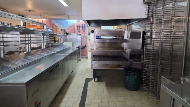 Thriving Pizza Restaurant & Takeaway - Prime Echuca Location