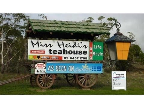 ICONIC LOG CABIN TEA HOUSE RESTAURANT WITH TOP VIEWS UNDER MT GLADSTONE LOOKOUT
