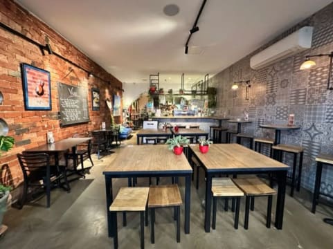 PRICE SIGNIFICANTLY REDUCED – PRIME GLENFERRIE ROAD HOSPITALITY OPPORTUNITY