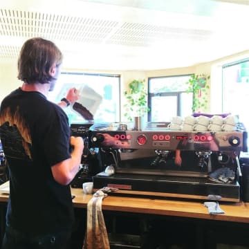 FABULOUS CAFE IN PRIME LOCATION, RICHMOND - CHEAP RENT INCLUDING UPSTAIRS RESIDE