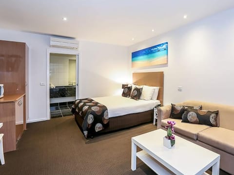 PRESTIGE LOCATION AND ACCOMODATION IN THRIVING VICTORIA’S SECOND LARGEST CITY - 2876MF