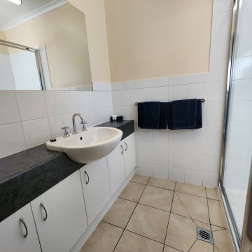 24 - ROOM REGIONAL MOTEL - NSW