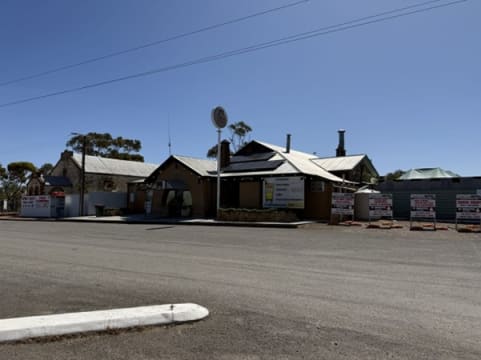 Flinders Rest Hotel - Main Highway 1 location - Freehold & Business