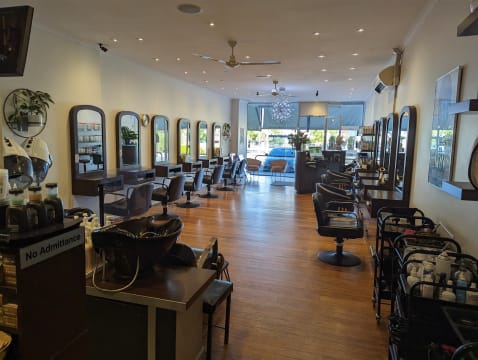 Spacious Hair Salon with Beauty Room in Prime Doncaster East Location