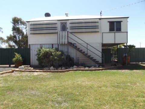 ESTABLISHED MECHANIC BUSINESS SELLING FREEHOLD WITH ADJOINING RESIDENCE