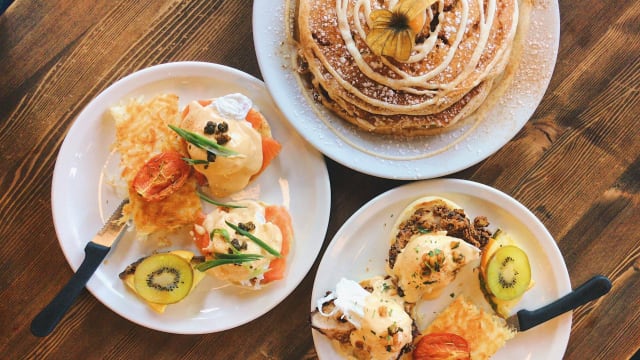 High-Exposure Café Opposite Busy Metro Station – 60 Seats + Full Kitchen [2606291]