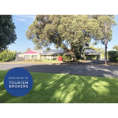 COUNTRY LIVING , CITY CLASS, FAR FROM THE RAT RACE, YOU’LL LOVE IT! - 2814ML