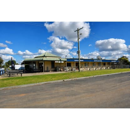 Authentic Country Hotel with 3 GMEs - South Hay Hotel