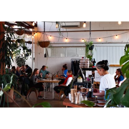 (SOLD) 5 Day Cafe *Full Commercial Kitchen + Courtyard [1804031]
