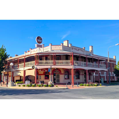 UNDER OFFER - VACANT POSSESSION LEASEHOLD - Royal Hotel, Corowa NSW - 1P0527