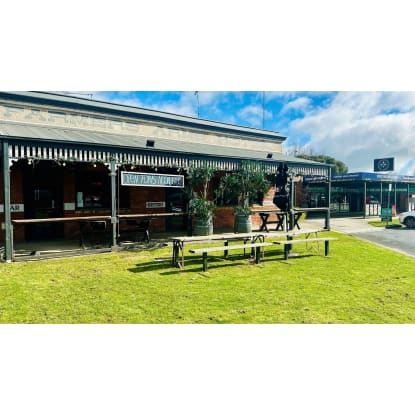 Award-Winning Farmers Arms Hotel – Creswick