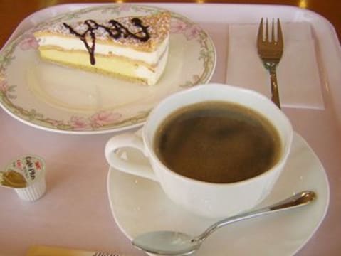 BAKERY CAFE, TAKING $15,000 PW, NORTH EASTERN SUBURBS, PRICED AT $350,000, REF 6836