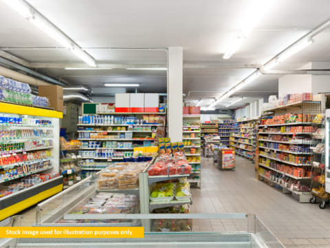 Coastal supermarket with strong local & tourist trade