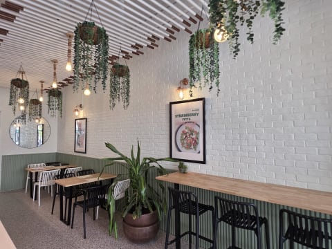 [Chattel Sale] Newly Refurbished Café Takeaway business Bayside Ref: 1033