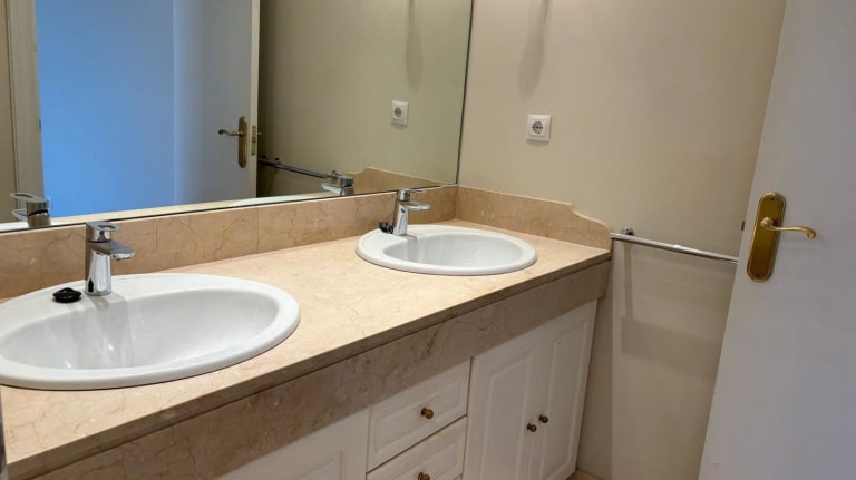 4232988-9c10354f_myg7ee