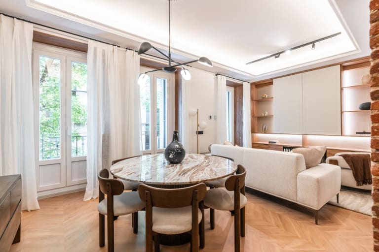 4214369-8327dc06_bhw1zi