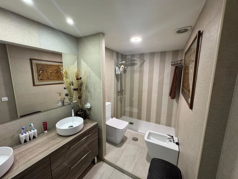 4218703-650e7b73_poomkz