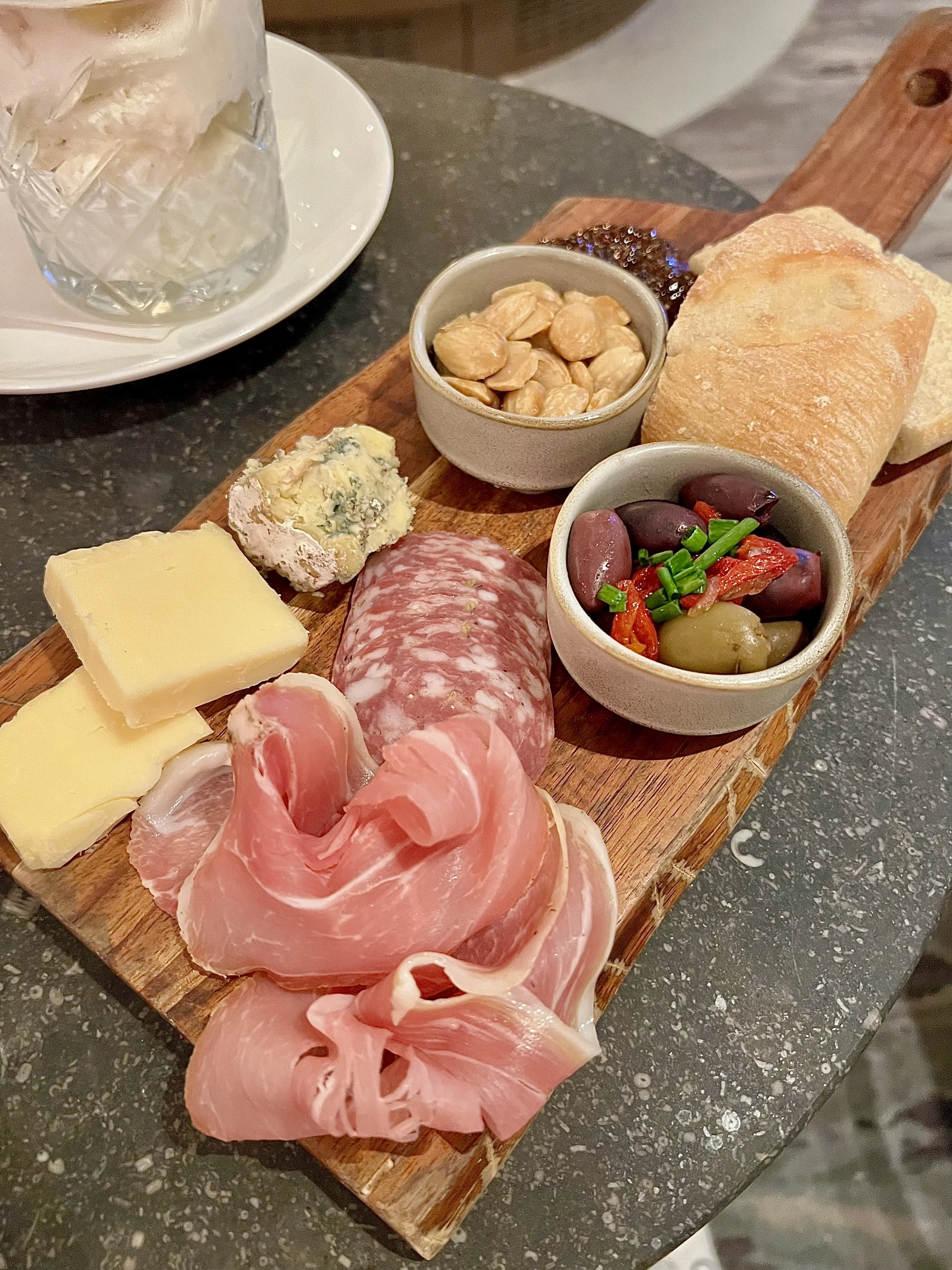 Chelsea Lounge JFK, food and beverage