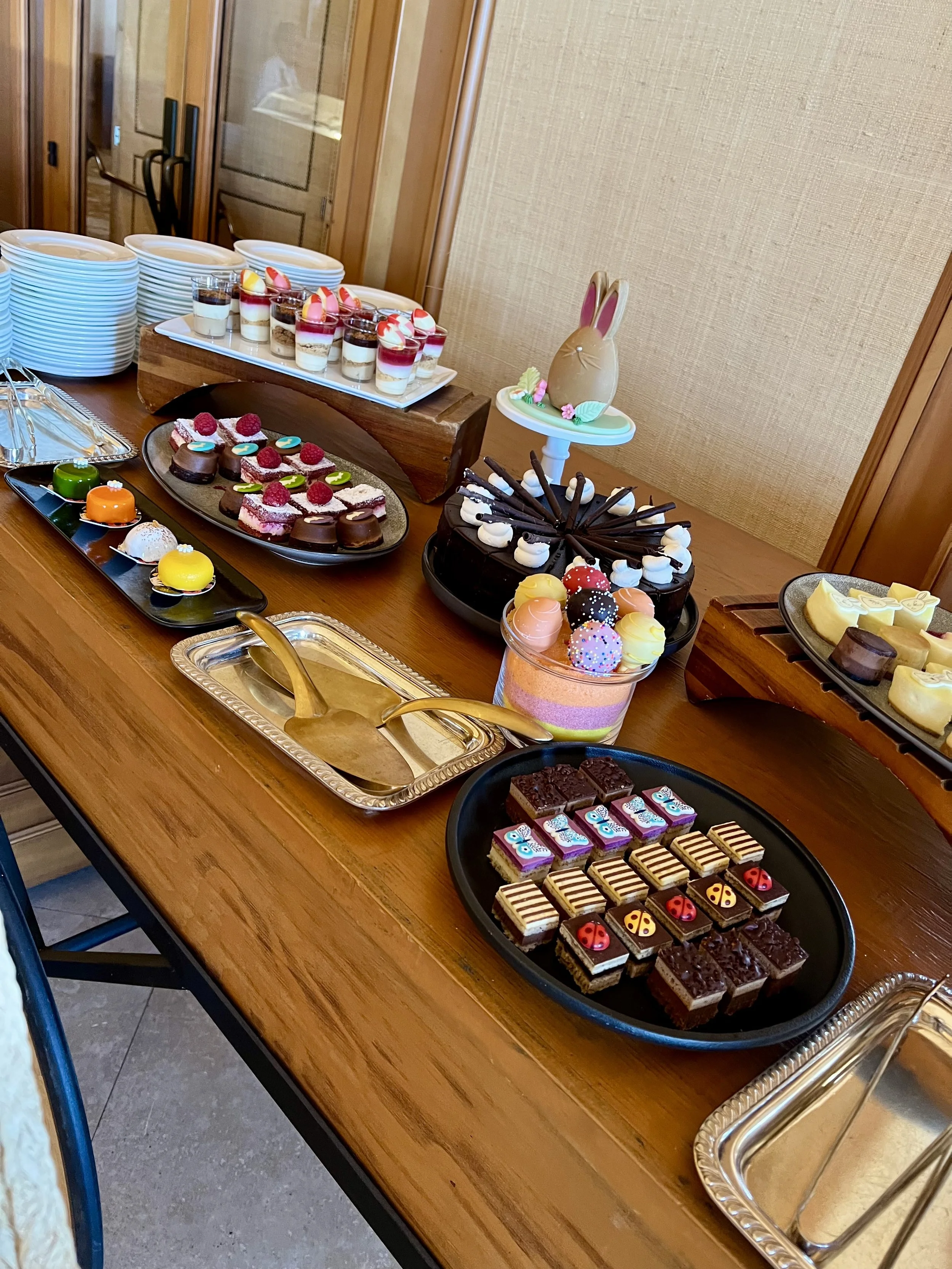 Pelican Hill Resort — The Great Room and in-room dining