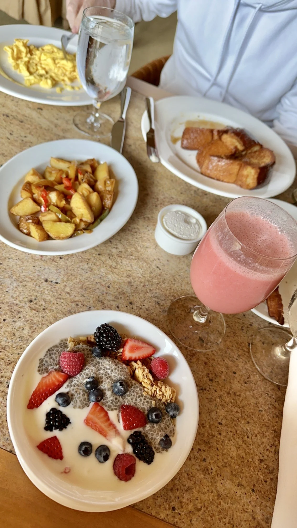 Pelican Hill Resort — The Great Room and in-room dining